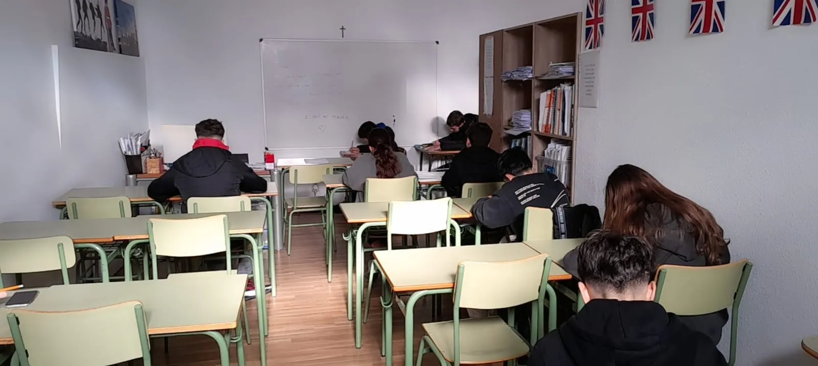 Alumnos en clase de inglés en Consultas Escolares, Alalpardo